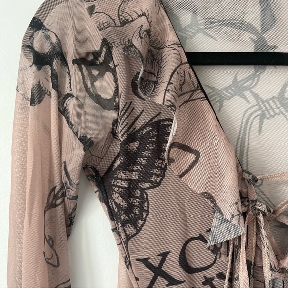 Pretty Little Thing front tie long sleeve graphic top - Picture 2 of 4